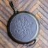 Εικόνα της Snowflake Skillet - Μαντεμένιο Τηγάνι 30.48 Cm